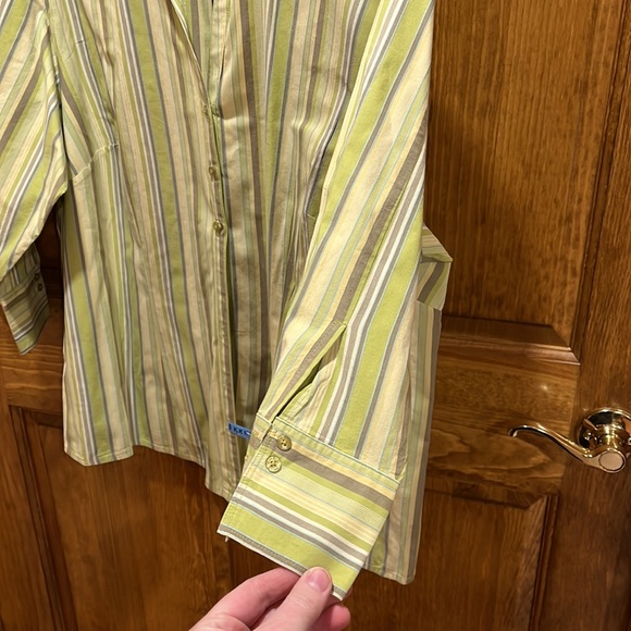 Button down shirt- like new - Picture 8 of 10